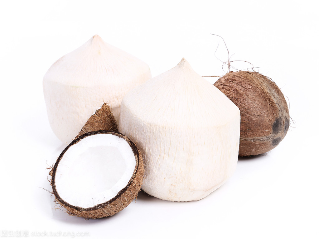 在白色的被剝皮的椰子